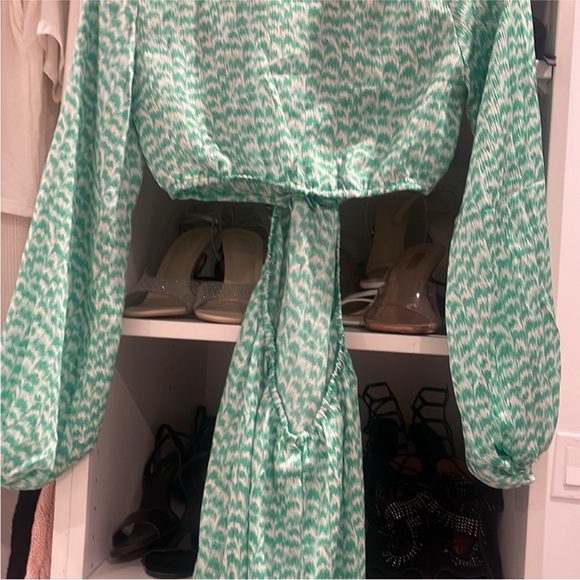 H&M Ballooned-Sleeve Green Print Cut-Out Crepe Dress - Picture 13 of 15